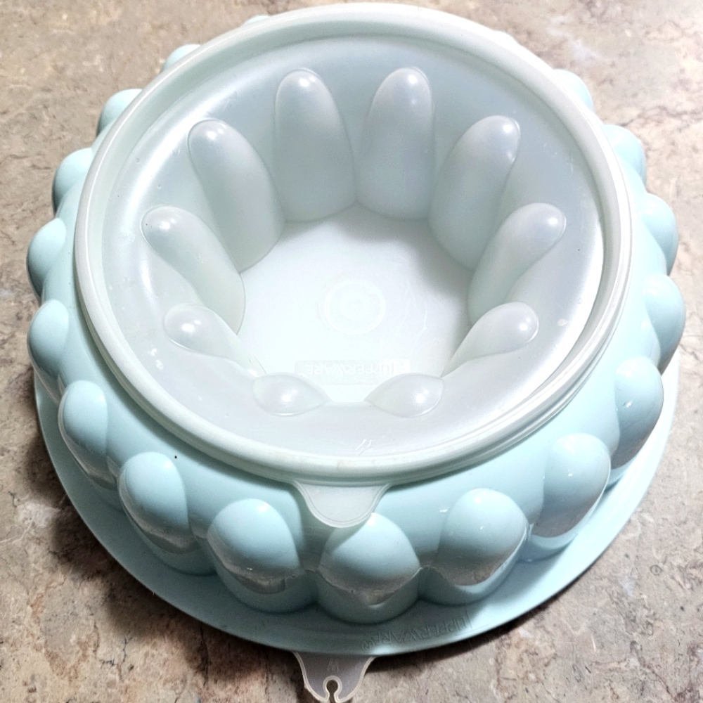 Vintage Tupperware 3 Piece Jello Mold Ring with Lid Center Piece Mint Green
